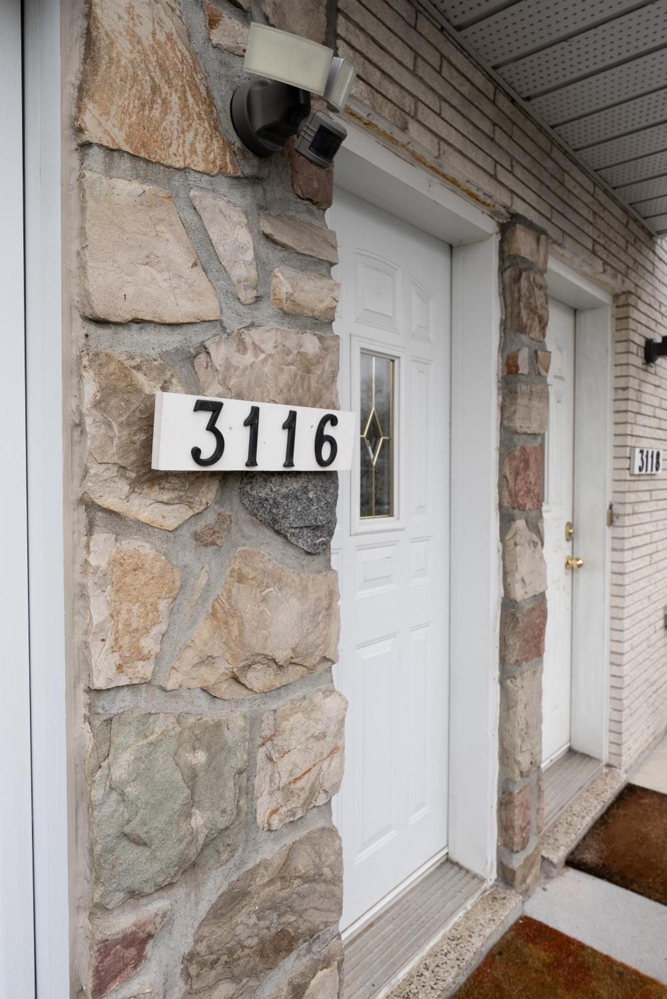 Comfortable Spacious House With Parking Brossard Exterior foto